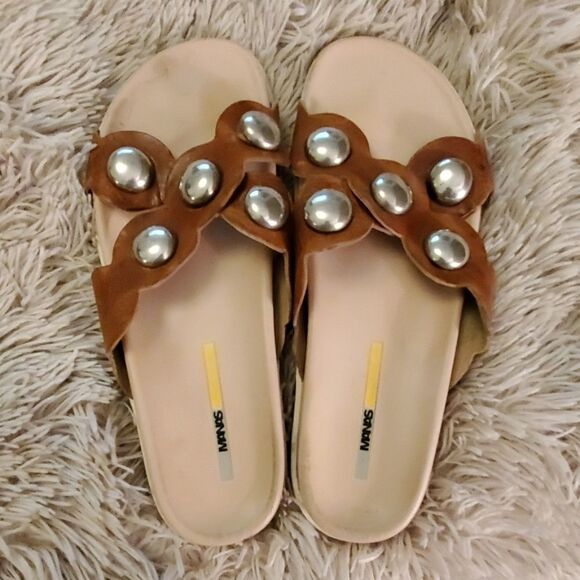 Light brown Manas sandals with silver accents - Picture 1 of 6